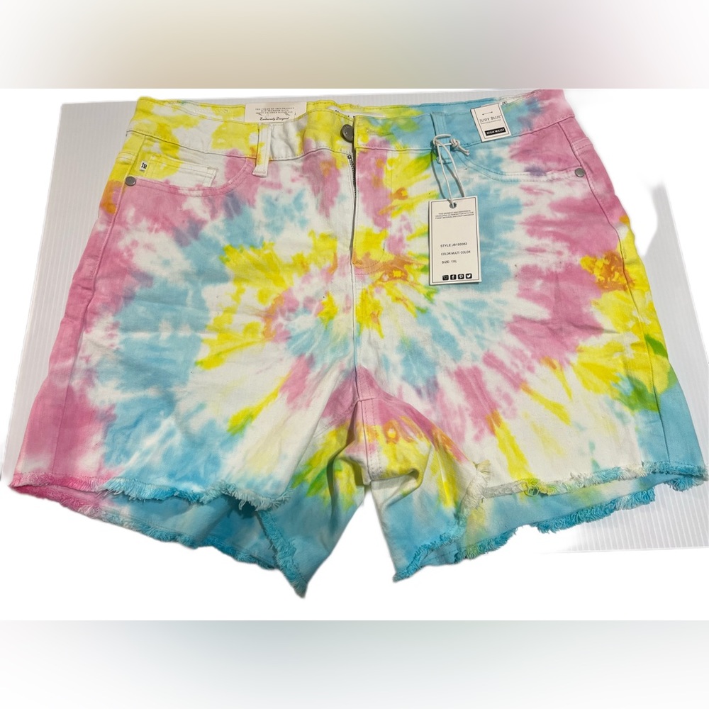 Judy Blue Jean tie die pattern shorts. 1X